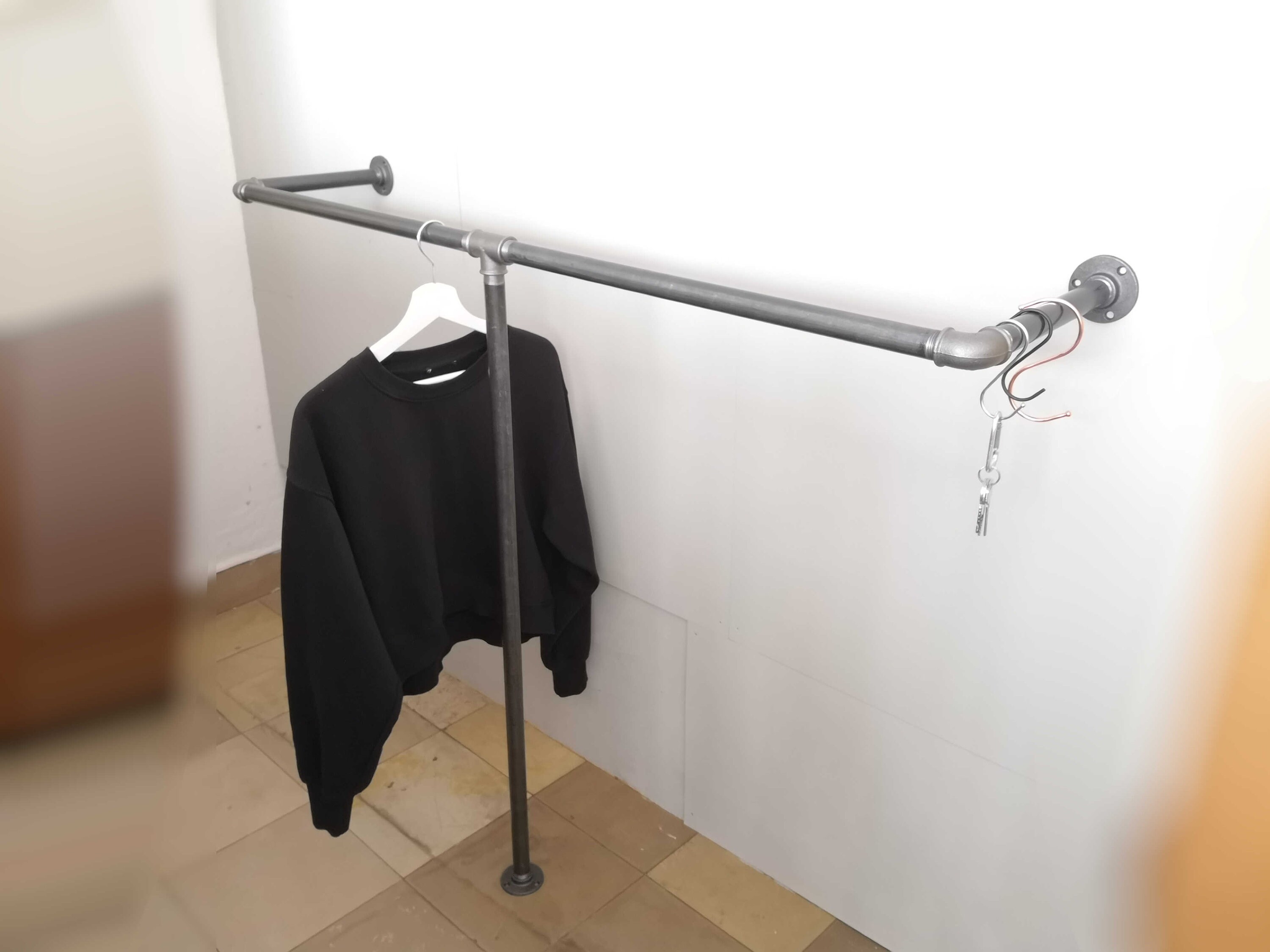 Industrieller Kleiderständer Wandmontage - Mit 4 Hängestangen Aus Metallrohr, Rustikaler Organizer Für Flur Oder Schlafzimmer