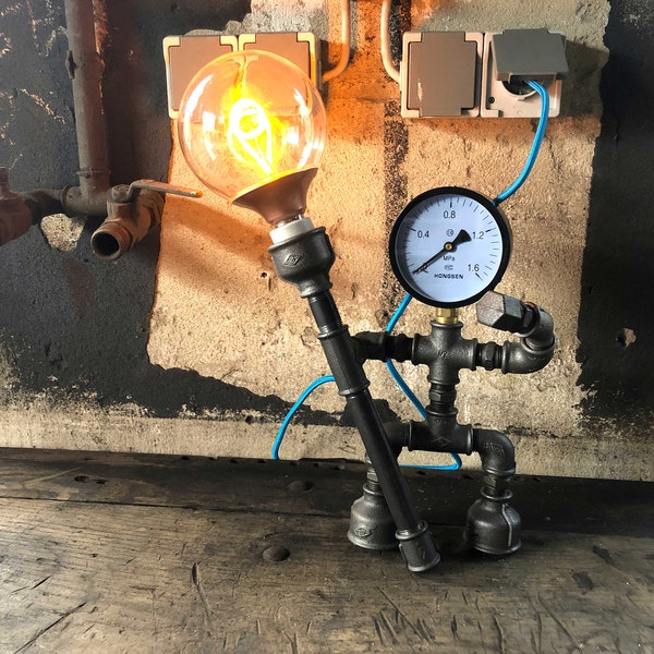 Deko Lampe Industrial Tischlampe Unikat Deko Männchen Dekor aus Rohren Lampenfassung Geschenkidee Weihnachten WOODITURE