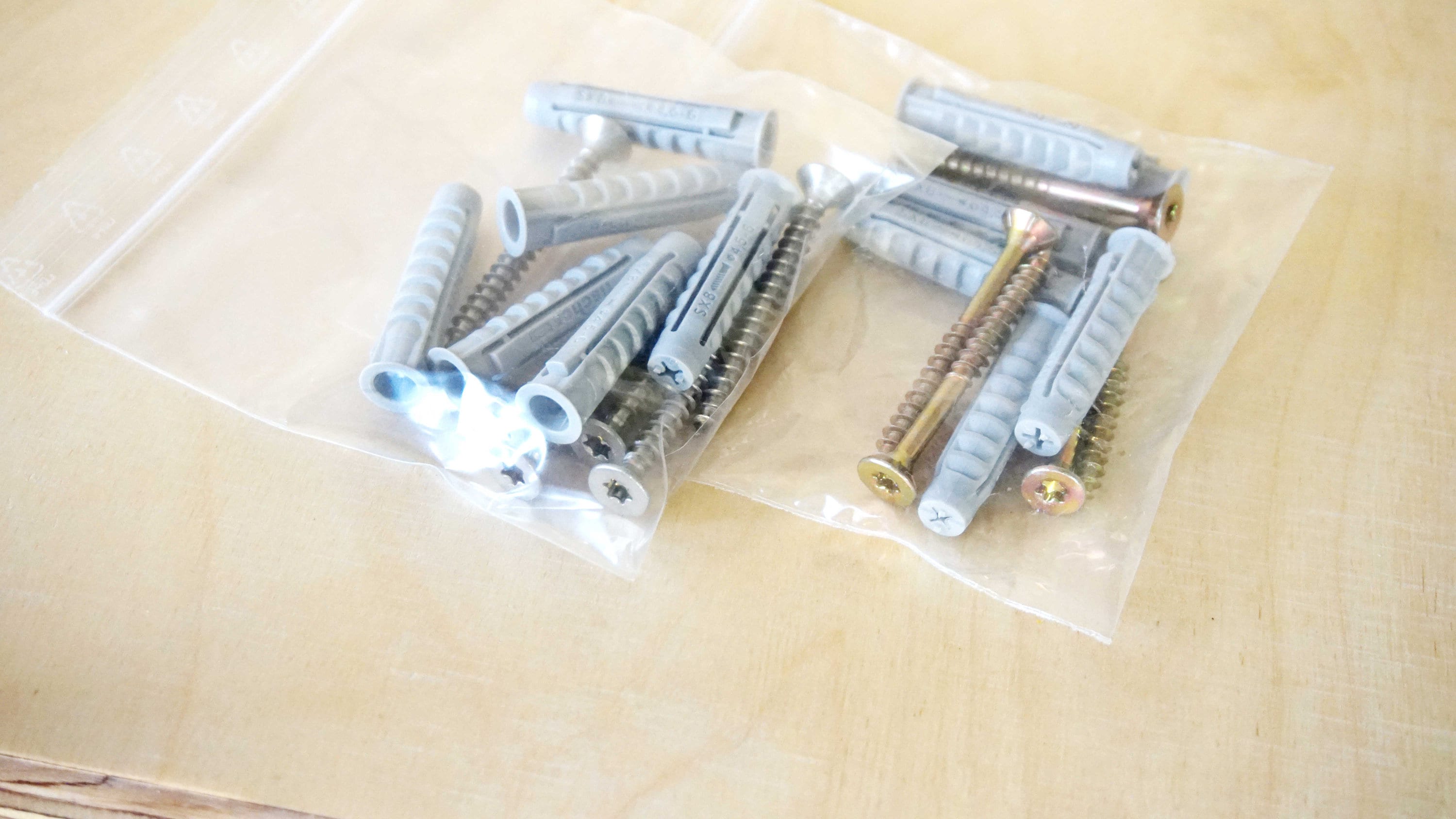 Screw & dowel set for wall and ceiling mounting of industrial clothes rails