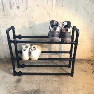 Industriell skohylla, svart vintage, tillverkad av stålrör, järnrör, fristående, WOODITURE