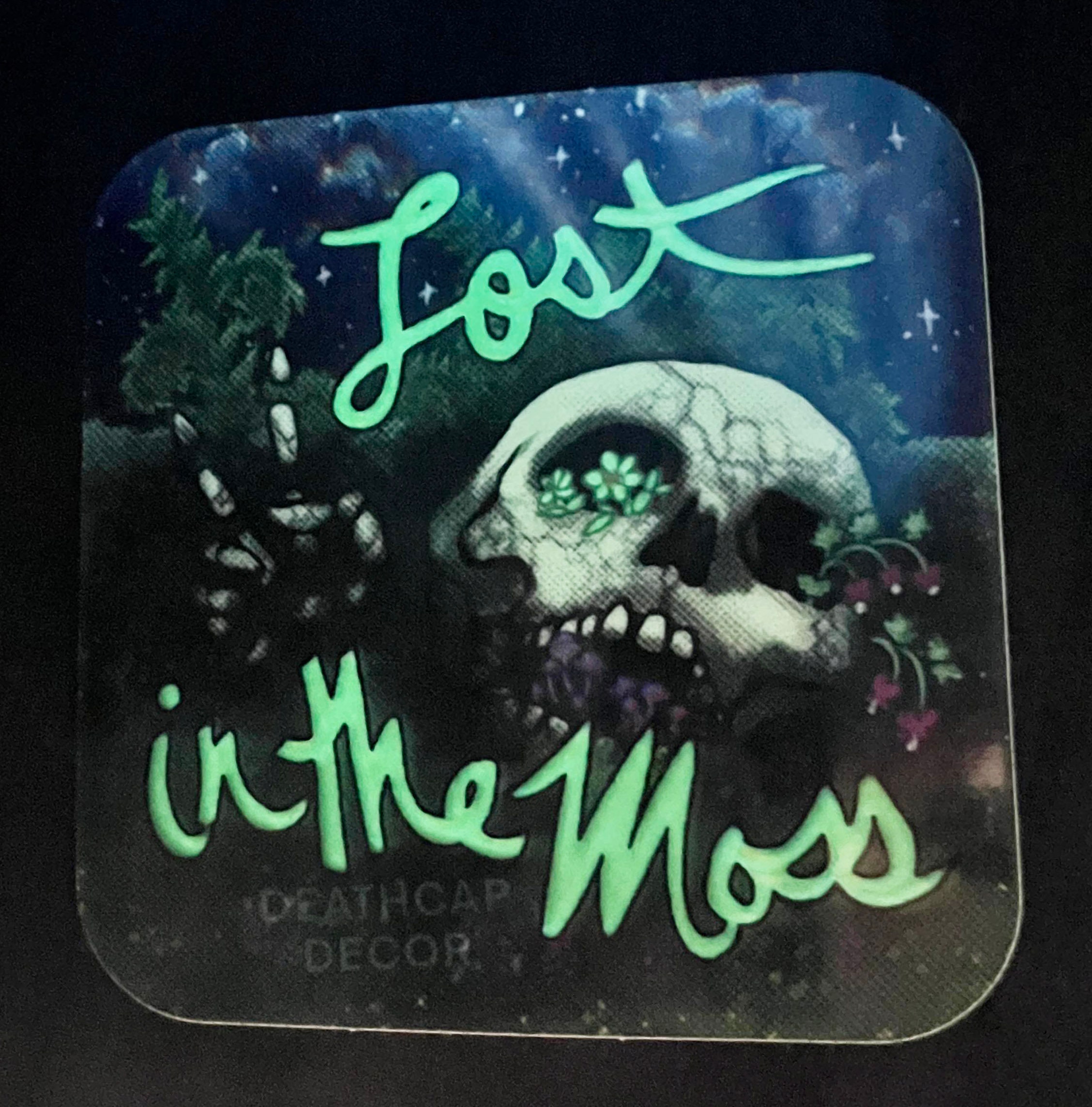 Lost in the Moss Glow-in-the-Dark langlebiger 3-Zoll-Vinylsticker