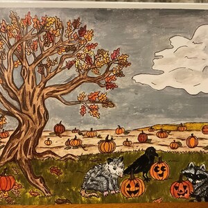 Carte d'Halloween : corbeau, raton laveur et possom s'amusant à sculpter des citrouilles