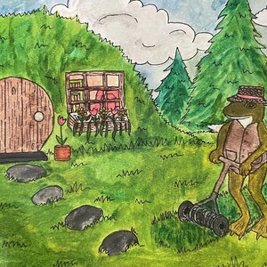 Op de afbeelding: Een grillige aquarel schildering toont een kikker met hoed en vest die een gazon maait. Een ronde houten deur en een raam met bloemen zijn op de achtergrond. De scène speelt zich af in een groen, grasachtig landschap met bomen en een bewolkte lucht.