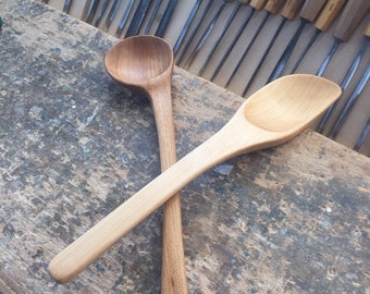 Cucharas talladas en madera, hechas a mano.