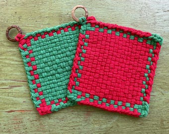 Agarraderas tejidas en rojo y verde (juego de 2): salvamanteles de algodón hechos a mano