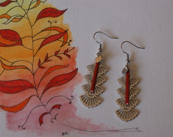 Boucles d'oreille argentées éventails, sequins rouges et argentés.