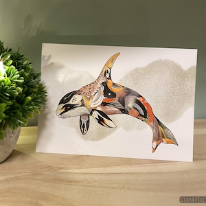 Carte d'art animalier unique - Orque en mosaïque avec animaux entrelacés, carte de voeux vierge