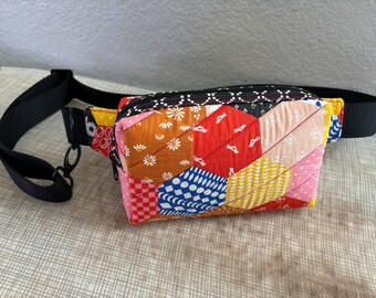 Ruby Star Society Faux Patchwork Gürteltasche, Crossbody Bag, Fanny Pack, Bauchtasche, Aspen Gürteltasche, gesteppte Tasche, Hände frei, gesteppte Gürteltasche