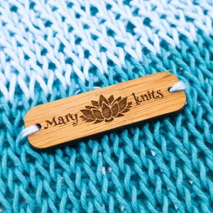 Etiquetas de madeira com furos, etiquetas de roupas personalizadas com logotipo para itens artesanais, etiquetas de crochê veganas para branding, recicladas