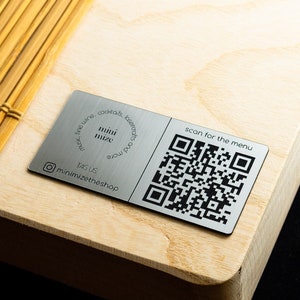 Pegatinas metálicas de código QR para negocios y redes sociales, diseño personalizable - 3 x 1,5 pulgadas - Acabado plateado cepillado