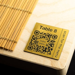 QR-Code-Schilder - 2,5 Zoll benutzerdefiniertes Layout, gebürstetes Goldacryl - metallisches Finish, Tabletop QR-Code-Etiketten mit Logo & Link personalisiert