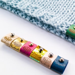 Etiquetas pequeñas para tejer con remaches tipo perilla, etiquetas personalizadas de cuero vegano, etiquetas plegables con tornillos, etiquetas personalizadas para ropa.
