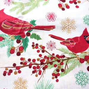 Tela de algodón de 44" x 70" con pájaros cardenales rojos sobre fondo beige, estampado navideño de invierno, acebo verde, pino y copos de nieve. imagen 6