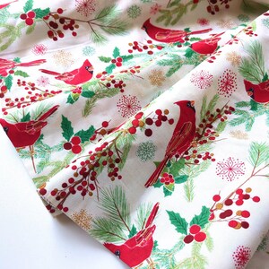 Tela de algodón de 44" x 70" con pájaros cardenales rojos sobre fondo beige, estampado navideño de invierno, acebo verde, pino y copos de nieve. imagen 10