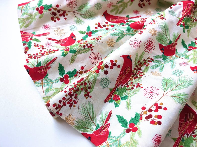 Tela de algodón de 44" x 70" con pájaros cardenales rojos sobre fondo beige, estampado navideño de invierno, acebo verde, pino y copos de nieve. imagen 10