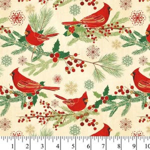 Tela de algodón de 44" x 70" con pájaros cardenales rojos sobre fondo beige, estampado navideño de invierno, acebo verde, pino y copos de nieve. imagen 2