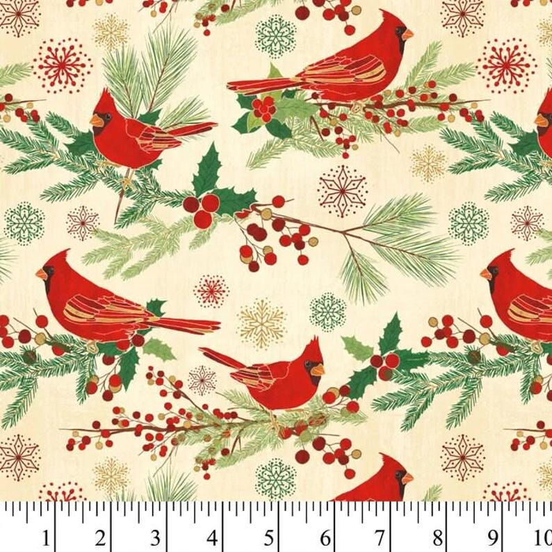 Tela de algodón de 44" x 70" con pájaros cardenales rojos sobre fondo beige, estampado navideño de invierno, acebo verde, pino y copos de nieve. imagen 2