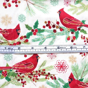 Tela de algodón de 44" x 70" con pájaros cardenales rojos sobre fondo beige, estampado navideño de invierno, acebo verde, pino y copos de nieve. imagen 9