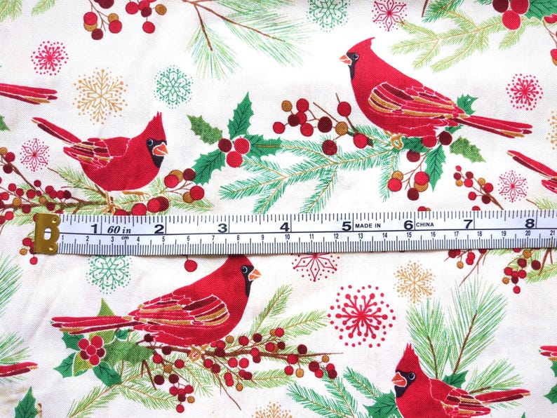Tela de algodón de 44" x 70" con pájaros cardenales rojos sobre fondo beige, estampado navideño de invierno, acebo verde, pino y copos de nieve. imagen 9