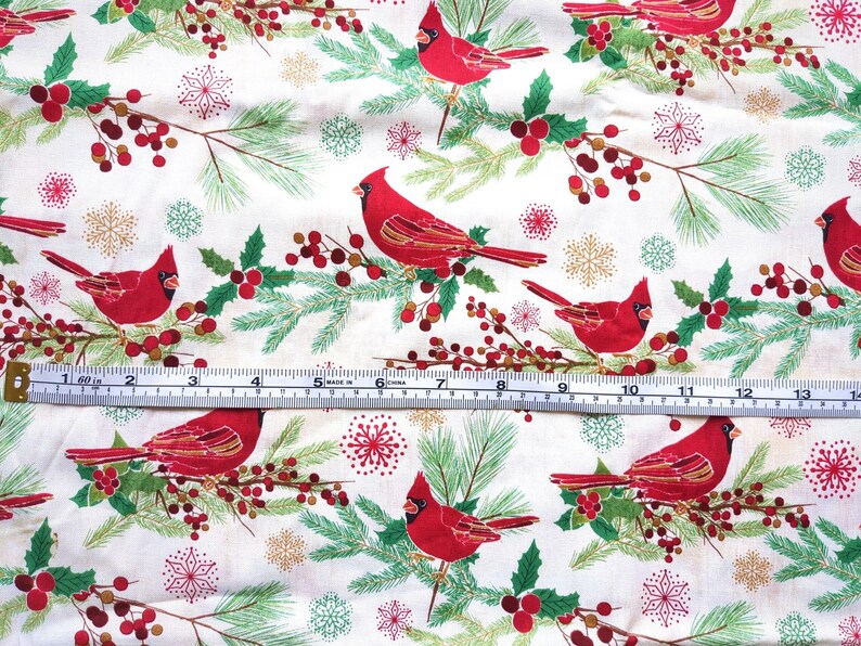 Tela de algodón de 44" x 70" con pájaros cardenales rojos sobre fondo beige, estampado navideño de invierno, acebo verde, pino y copos de nieve. imagen 8