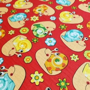 Cute Snails Floral Red Quilters Cotton 45" By the yard | Caracol Flores algodon