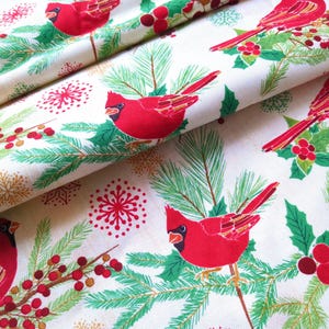 Tela de algodón de 44" x 70" con pájaros cardenales rojos sobre fondo beige, estampado navideño de invierno, acebo verde, pino y copos de nieve. imagen 7