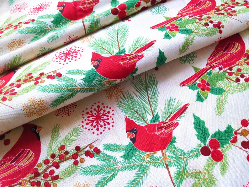 Tela de algodón de 44" x 70" con pájaros cardenales rojos sobre fondo beige, estampado navideño de invierno, acebo verde, pino y copos de nieve. imagen 7