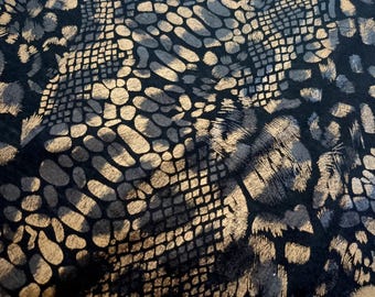 Stampa effetto pelle di serpente color oro metallizzato su tessuto nero non elasticizzato, larghezza 60/62", tagliabile su misura. Stampa animale a squame di pitone, fai da te per cucito.