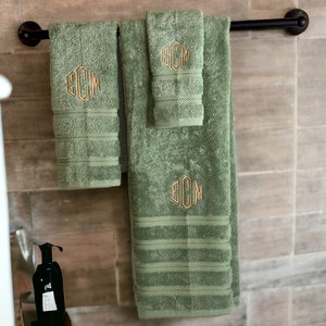 Monogram Towel Set/Personalized Bath Towel set/ Custom Towel Set/ Embroidered Towel Set/ Wedding Gift/ Graduation Gift/ Housewarming Gift