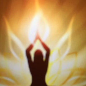 Peut inclure: Silhouette d'une personne en posture de yoga assise, les mains levées au-dessus de la tête. La silhouette sombre se détache sur un fond doré et lumineux avec un motif de fleur de lotus. L'image évoque la paix et la spiritualité.