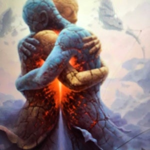 Puede incluir: Dos figuras, una azul y otra marrón, se abrazan. Están hechas de piedra y tienen una luz naranja incandescente entre ellas. El fondo es un cielo nublado.