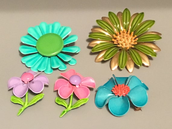 Lot of 5 Vintage enamel flower pins, 60’s flower b
