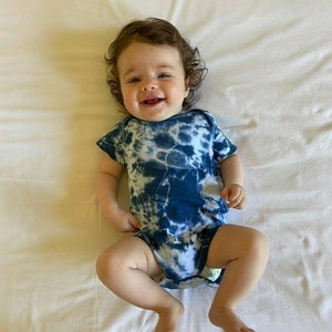 Bebê Indigo Shibori cresce | Algodão orgânico | 5 desenhos | 3-24 meses | Tie-dye | Corante vegetal | Estética Japonesa | Neutro em termos de género | Macacão