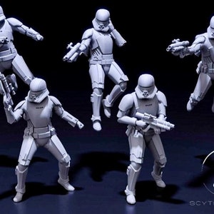 Może przedstawiać: Pięć białych, szczegółowych, plastikowych figurek akcji Star Wars Stormtrooperów w różnych pozach. Figurki są pomalowane na matowo biały kolor i mają czarne detale. Figurki stoją na czarnym tle.