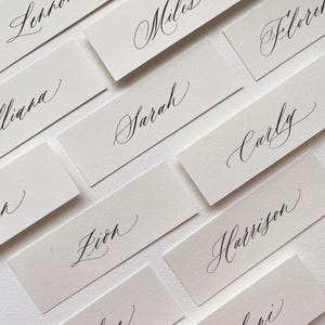 Tarjetas de lugar con caligrafía manuscrita, elegantes y modernas, minimalistas, para bodas y eventos, con nombre para bodas.