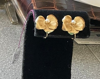 10K pansy clip earrings w/pearl