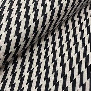 Könnte beinhalten: Schwarz-weißes Stoff mit einem diagonalen Blitz-Muster.