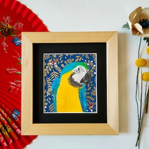 Tableau Portrait Perroquet Bleu et Jaune au Pastel sec et Papier Japonais Fait Main
