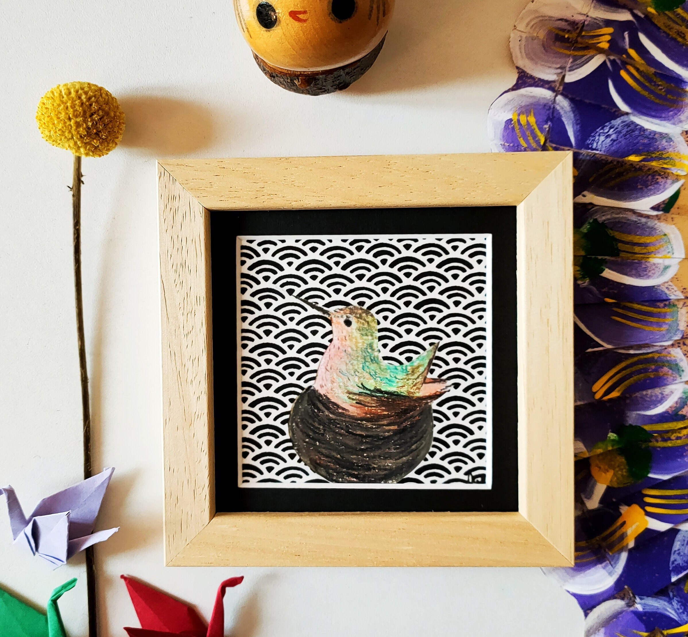 Petit Tableau Colibri Dans Son Nid Au Pastel Sec et Papier Japonais Fait Main