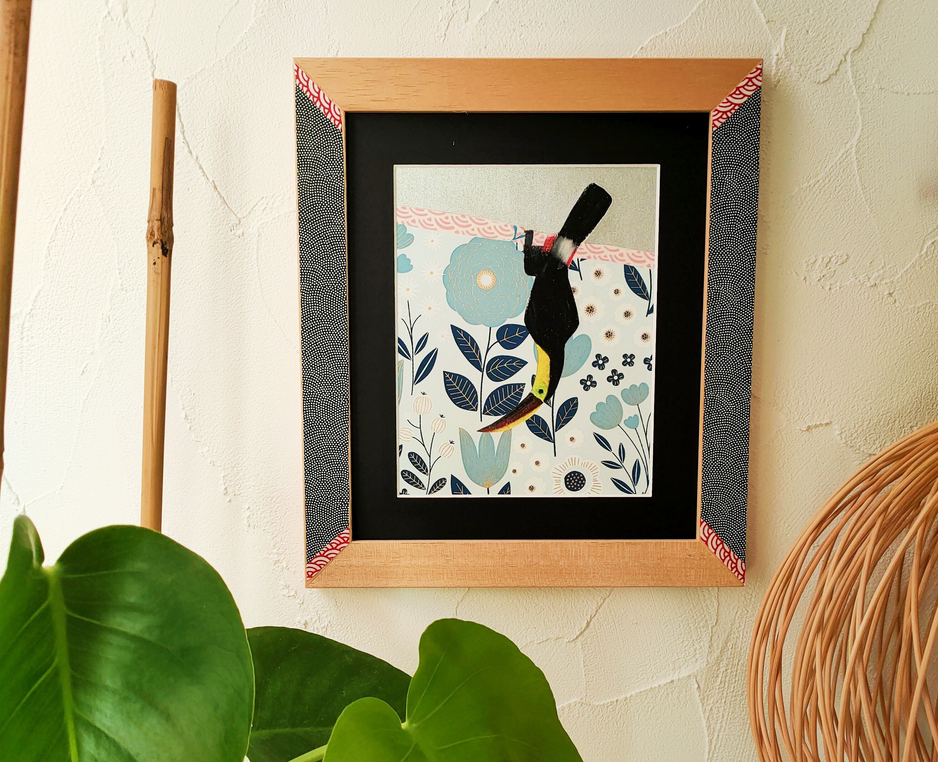 Tableau Toucan Suspendu Au Pastel Sec et Papier Japonais Fait Main