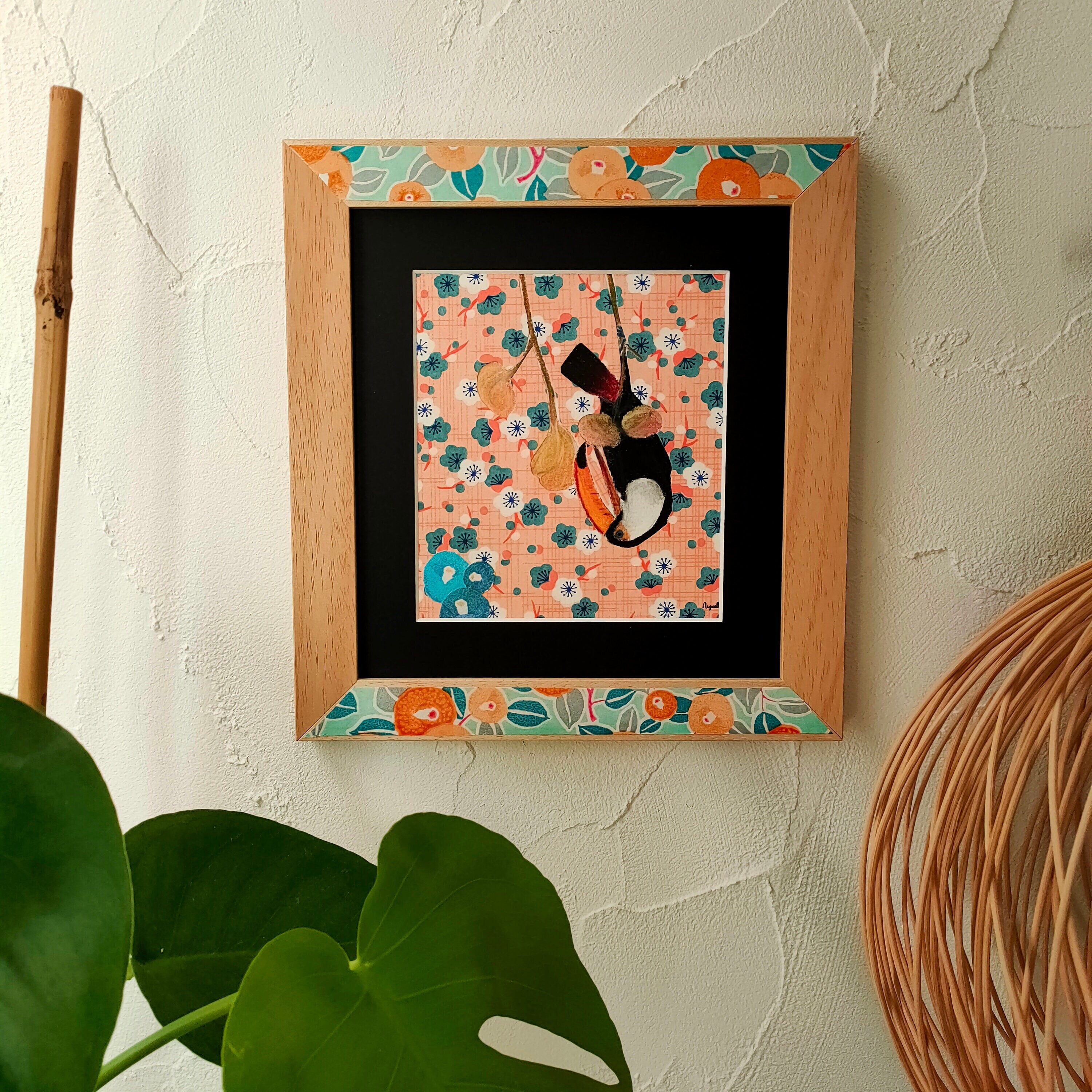 Tableau Toucan Suspendu Fond Vintage Au Pastel Sec et Papier Japonais Fait Main