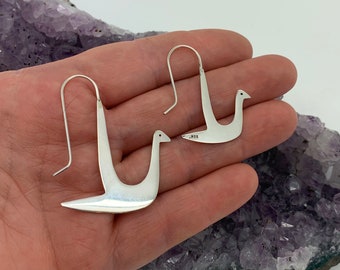 Boucles d'oreilles cygne moderniste en argent sterling fabriquées au Mexique