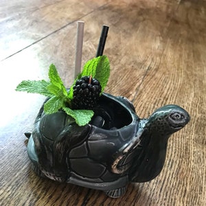 Schwarze Schildkröte Tiki Tasse