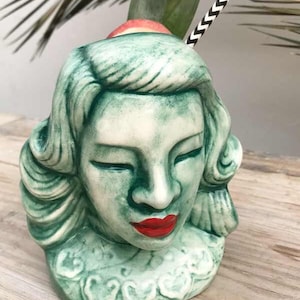 Handgeschilderde Blue Lady Tiki-mok – keramische cocktailmok – vintage Polynesisch bargerei – uniek drinkgerei cadeau voor tiki-verzamelaars