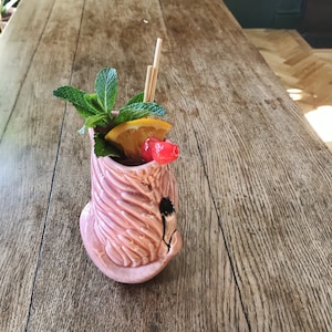 Roze flamingo-tikimok, handgeschilderd
