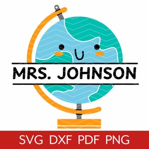 Könnte beinhalten: Ein Cartoon-Globus-Design mit einem lächelnden Gesicht, blauen und grünen Kontinenten sowie orangefarbenen und gelben Akzenten. Der Text "MRS. JOHNSON" wird in fetten schwarzen Buchstaben über dem Globus angezeigt. Der untere Teil des Bildes enthält den Text "SVG DXF PDF PNG".