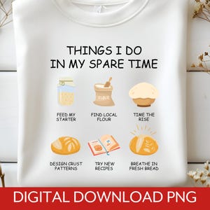 Puede incluir: Sudadera blanca con el texto "THINGS I DO IN MY SPARE TIME" e ilustraciones relacionadas con la panadería. Las ilustraciones incluyen un tarro, una bolsa de harina, una bola de masa, pan, un libro de recetas y una hogaza de pan. El texto "DIGITAL DOWNLOAD PNG" está en la parte inferior.