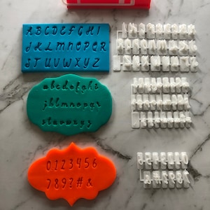 Juego de sellos para fondant y galletas con fuente cursiva pequeña