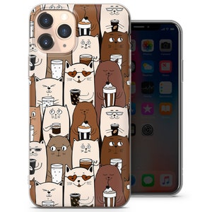 Pode incluir: Uma capa transparente para telefone com um padr&atilde;o de gatos marrons e brancos bebendo caf&eacute; e segurando x&iacute;caras de caf&eacute;. Os gatos t&ecirc;m express&otilde;es diferentes e alguns usam &oacute;culos. A capa &eacute; projetada para um iPhone.