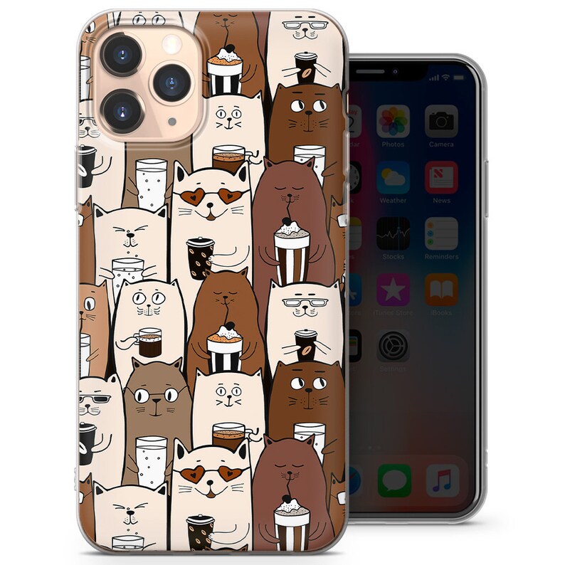 Pode incluir: Uma capa transparente para telefone com um padr&atilde;o de gatos marrons e brancos bebendo caf&eacute; e segurando x&iacute;caras de caf&eacute;. Os gatos t&ecirc;m express&otilde;es diferentes e alguns usam &oacute;culos. A capa &eacute; projetada para um iPhone.